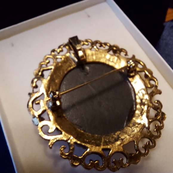 Cameo Brooch or Pendant, Boy w/ Waterpitcher, Goldtone, Unbranded. - Picture 3 of 13